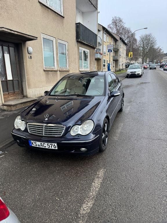 Blau Gebraucht 2004 Mercedes C220 Elegance Limousine | 1.999 € (Fairer Preis) - Bild 1/4