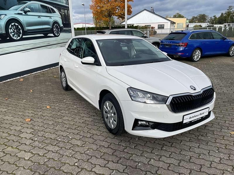 Neu Skoda Fabia Essence 80 PS (58 kW) 2025 Candyweiss Kleinwagen