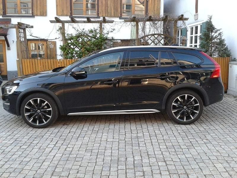 Gebraucht Volvo V60 CC Summum 190 PS (139 kW) 2016 Schwarz Kombi