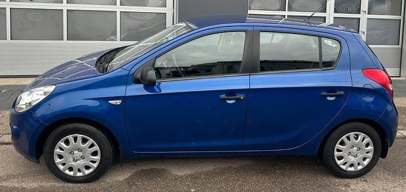 Gebraucht Hyundai i20 Classic 77 PS (56 kW) 2013 Blau Kleinwagen