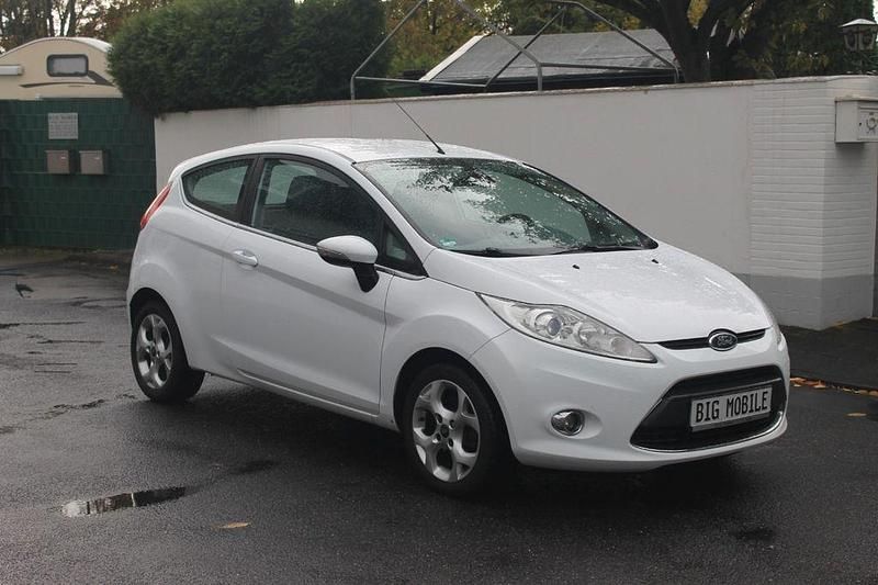 Gebraucht Ford Fiesta Titanium 82 PS (60 kW) 2010 Weiß Limousine