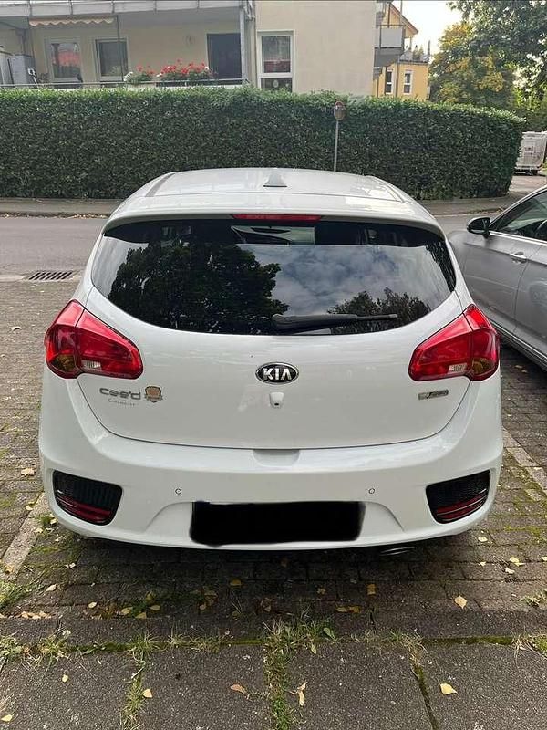 Gebraucht Kia Ceed 120 PS (88 kW) 2009 Weiß Kleinwagen
