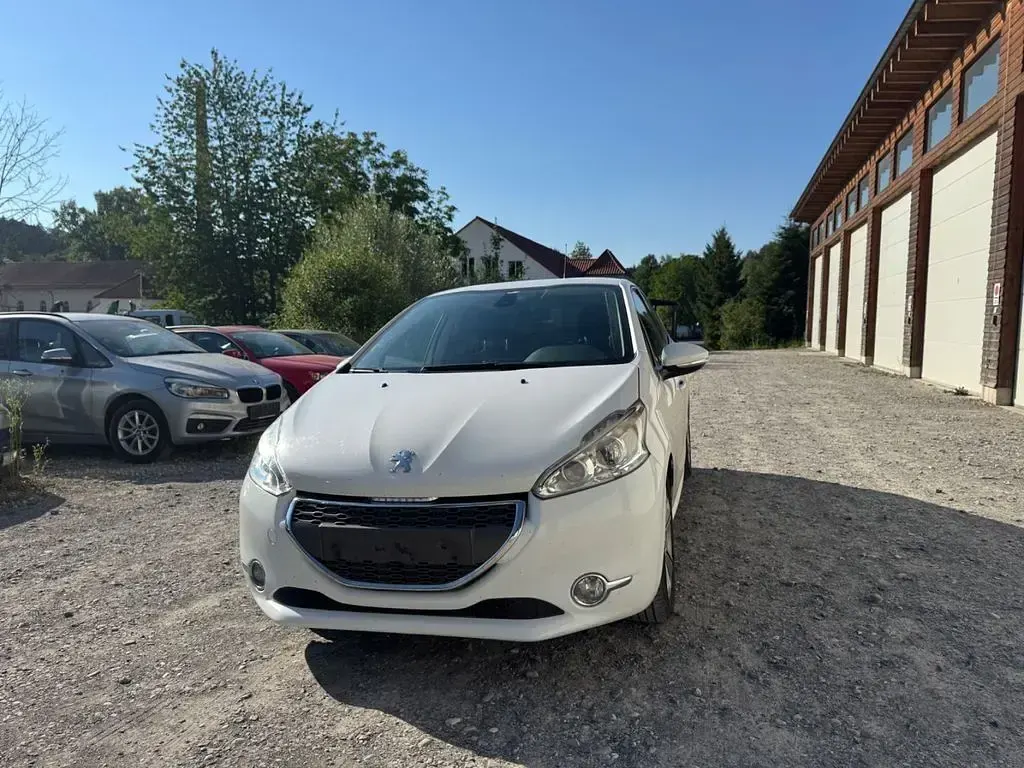 Gebraucht Peugeot 208 Active 82 PS (60 kW) 2012 Weiß Kleinwagen