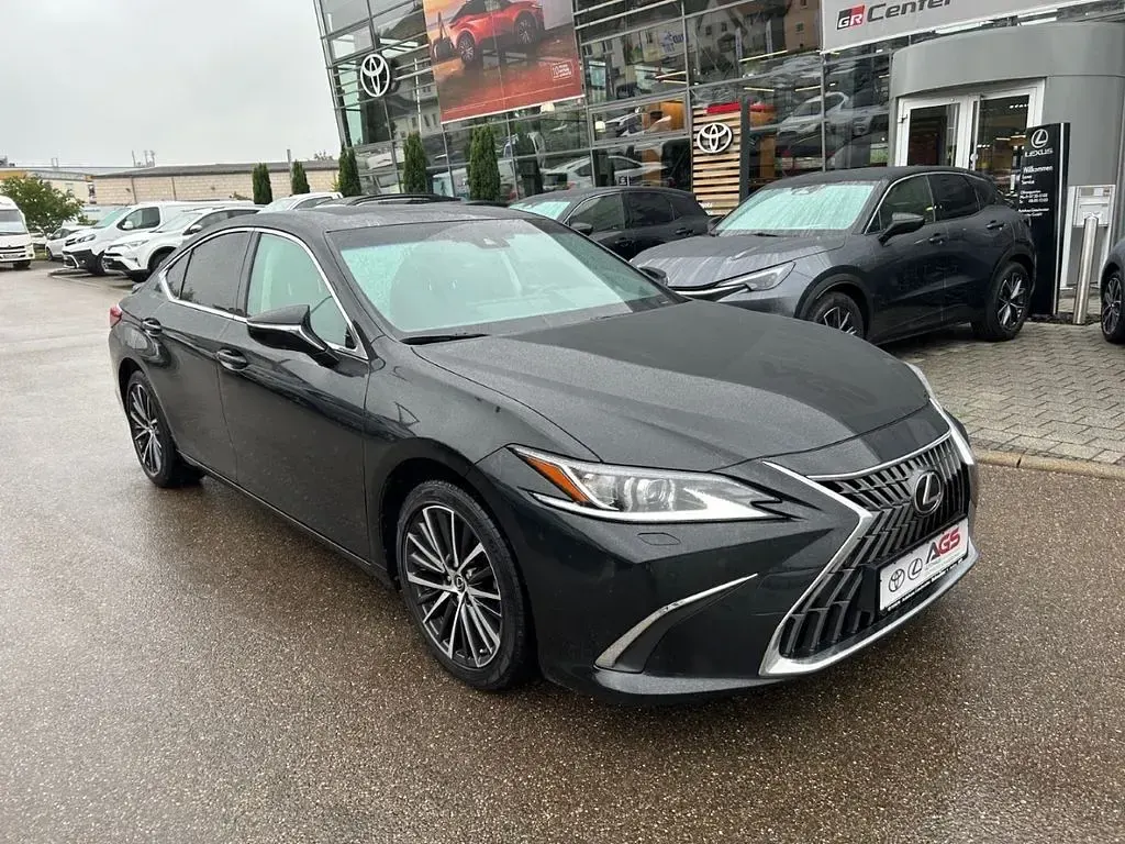 Gebraucht Lexus ES300H Business Edition 218 PS (160 kW) 2023 Graphite black Limousine