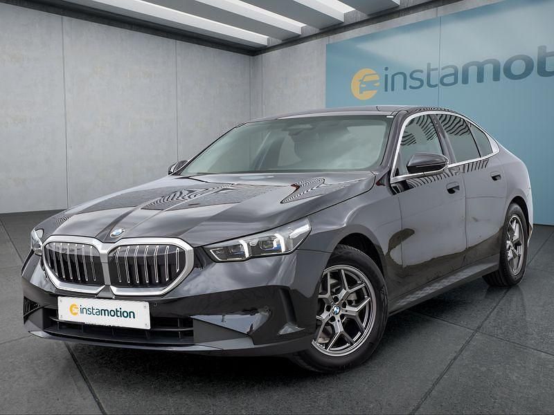 Schwarz Gebraucht 2024 BMW 520 Limousine | 52.449 € (Guter Preis) - Bild 1/4