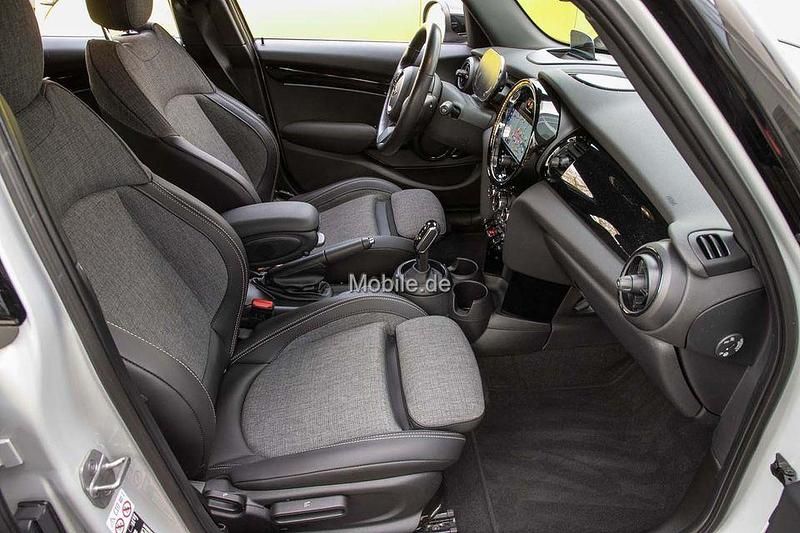 Gebraucht Mini Cooper Classic 136 PS (100 kW) 2021 Weiß Kleinwagen