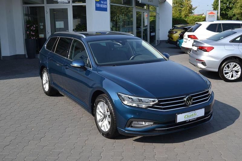 Blau Gebraucht 2022 VW Passat Kombi | 25.980 € (Fairer Preis) - Bild 1/3