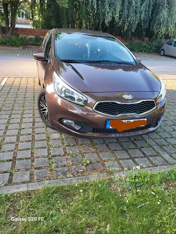 Gebraucht Kia Ceed Attract 99 PS (72 kW) 2012 Braun Kleinwagen