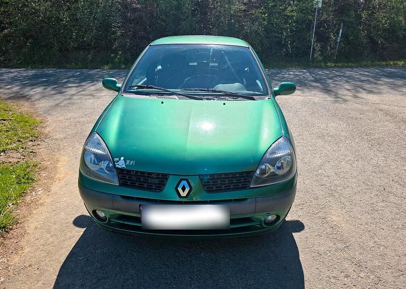 Second-hand Renault Clio II 75 CP (55 kW) 2002 Verde Hatchback