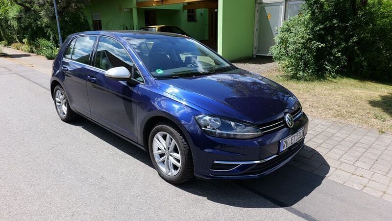 Blau Gebraucht 2017 VW Golf VII Comfortline Limousine | 13.100 € (Guter Preis) - Bild 1/4