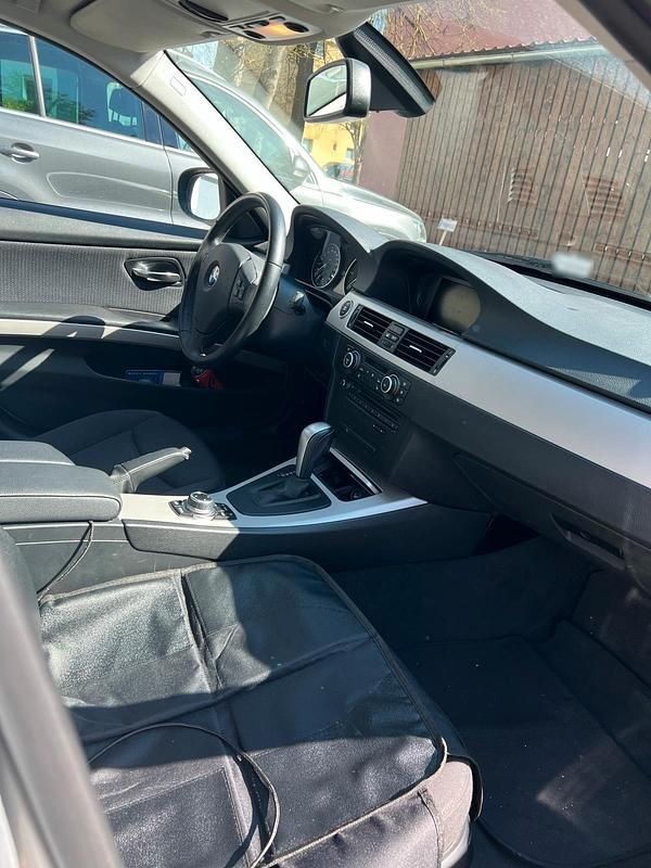 Gebraucht BMW 318 143 PS (105 kW) 2011 Grau Kombi