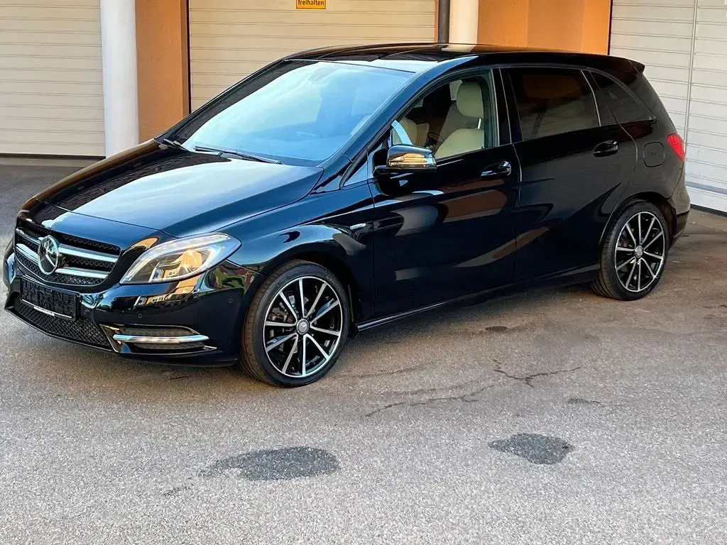 Gebraucht Mercedes B200 Sport 156 PS (114 kW) 2011 Schwarz Kleinwagen