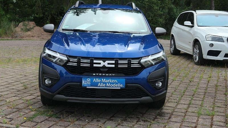 Stahlblau Gebraucht 2023 Dacia Sandero Expression Kleinwagen | 16.700 € (Etwas zu teuer) - Bild 1/4