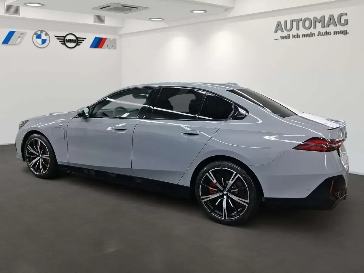 Gebraucht BMW 550e Performance 489 PS (359 kW) 2025 Brooklyn grau Limousine