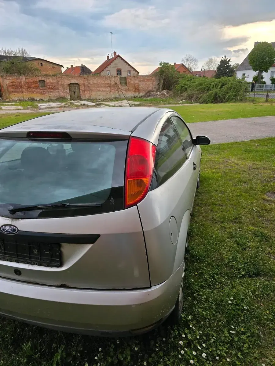 Gebraucht Ford Focus 75 PS (55 kW) 1999 Silber Kleinwagen