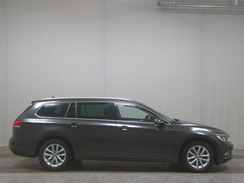 Gebraucht VW Passat Comfortline 150 PS (110 kW) 2019 Mangangrau metallic Limousine