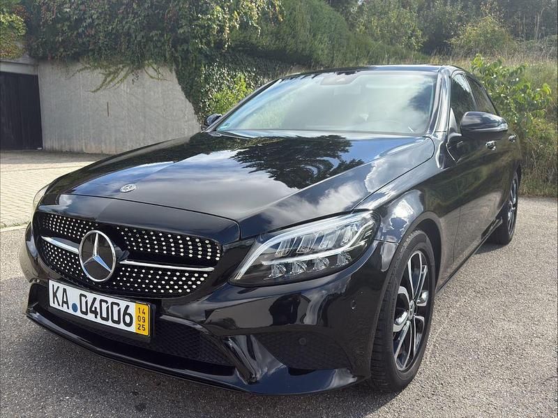 Schwarz Gebraucht 2019 Mercedes C300 Avantgarde Limousine | 25.350 € (Superpreis) - Bild 1/4