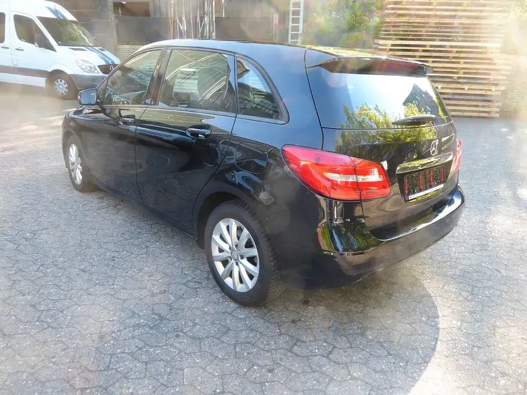 Gebraucht Mercedes B180 122 PS (89 kW) 2013 Schwarz Van / Kleinbus