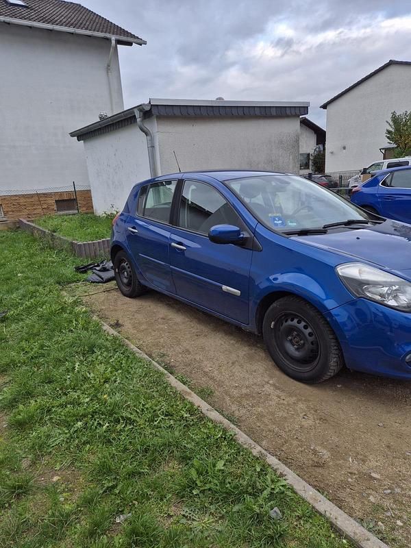 Blau Gebraucht 2009 Renault Clio II Limousine | 3.800 € - Bild 1/4