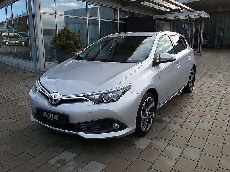 Silver metallic Gebraucht 2015 Toyota Auris Comfort Limousine | 10.500 € (Fairer Preis) - Bild 1/4