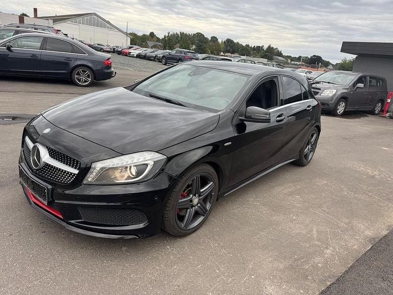 Schwarz Gebraucht 2015 Mercedes A250 Abholung | 9.600 € - Bild 1/4