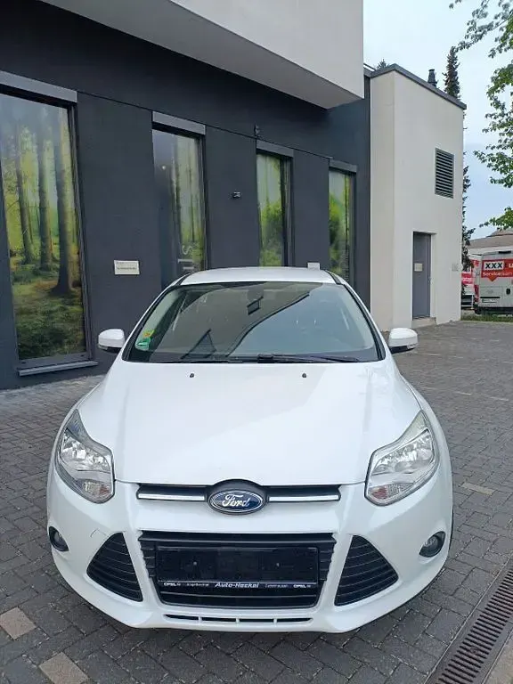 Używany Ford Focus SYNC Edition 101 KM (74 kW) 2014 Biały Sedan/Limuzyna