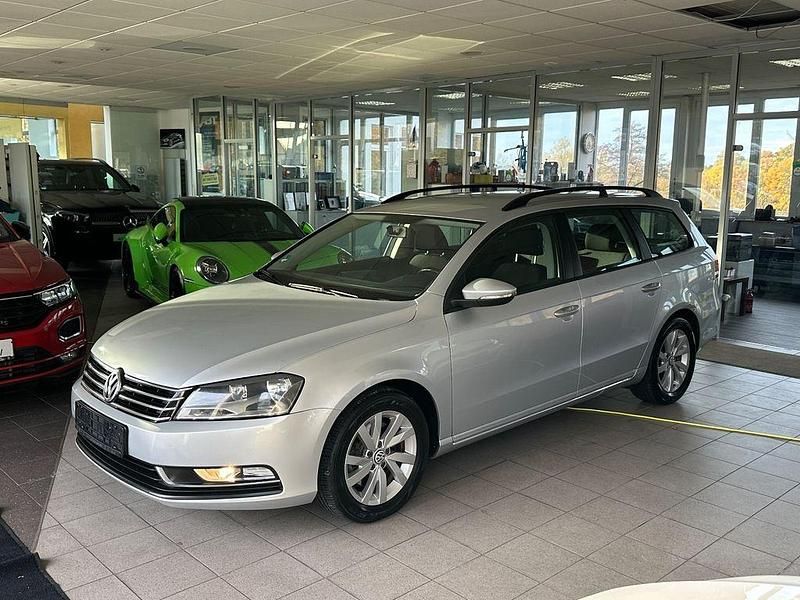 Silber Gebraucht 2013 VW Passat Trendline Kombi | 5.999 € (Fairer Preis) - Bild 1/4