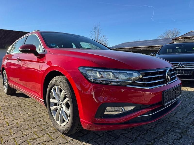 Rot Gebraucht 2023 VW Passat Business Limousine | 24.490 € (Superpreis) - Bild 1/4