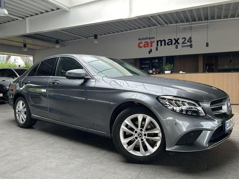 Selenitgrau metalliclack Gebraucht 2019 Mercedes C180 Avantgarde Limousine | 23.440 € (Superpreis) - Bild 1/4