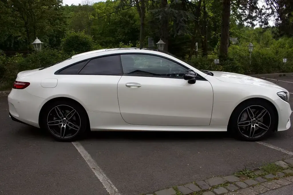 Gebraucht Mercedes E350 AMG line 299 PS (219 kW) 2020 Weiß Coupé