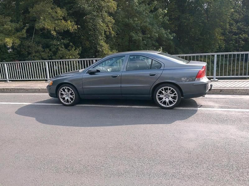 Grau Gebraucht 2004 Volvo S60 Limousine | 4.900 € - Bild 1/2
