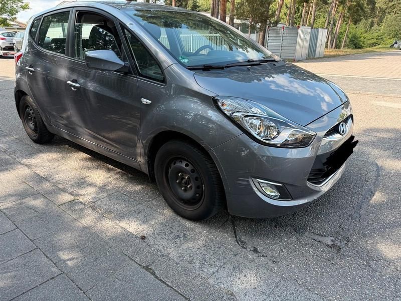 Grau Gebraucht 2015 Hyundai ix20 Van / Kleinbus | 7.400 € (Guter Preis) - Bild 1/4