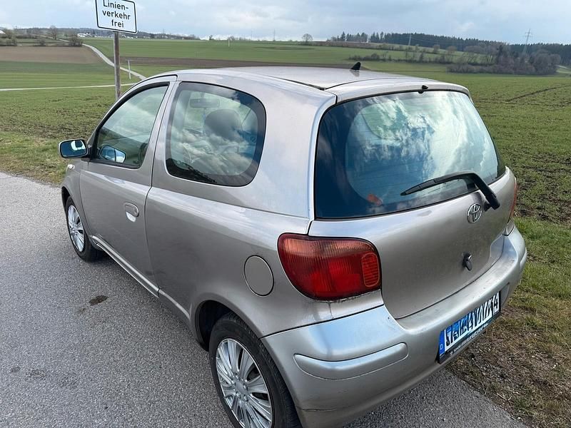 Gebraucht Toyota Yaris 65 PS (47 kW) 2003 Silber Kleinwagen