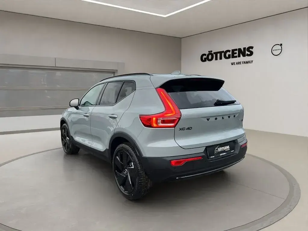 Nowe Volvo XC40 Plus 163 KM (119 kW) 2026 Szary SUV