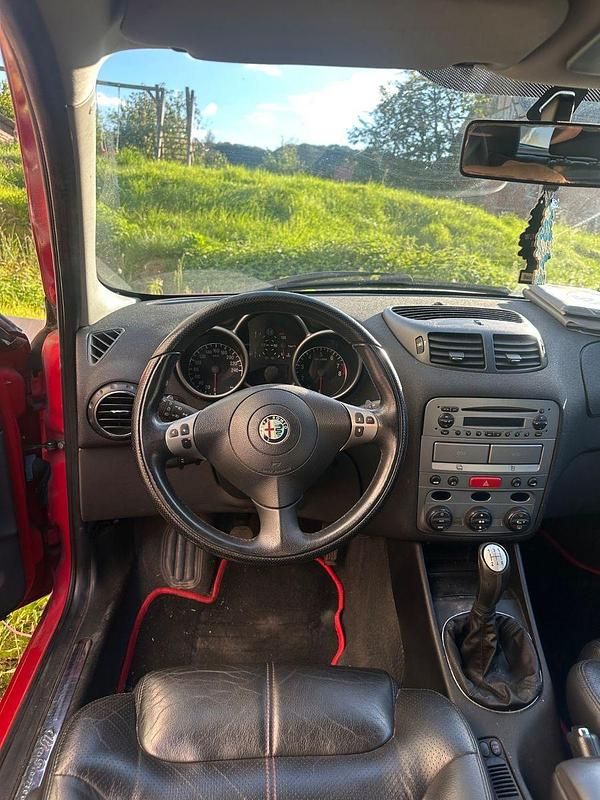Rot Gebraucht 2001 Alfa Romeo 147 Distinctive Kleinwagen | 1.500 € - Bild 1/4