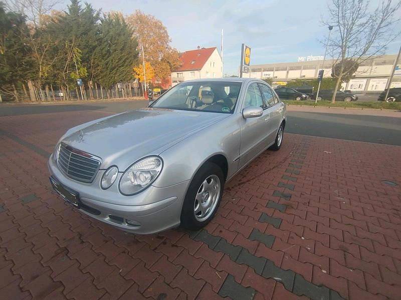 Silber Gebraucht 2004 Mercedes E220 Limousine | 4.750 € - Bild 1/4