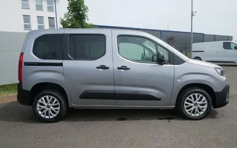 Neu Fiat Doblò Comfort 131 PS (96 kW) 2026 Grau Van / Kleinbus