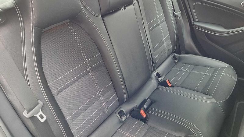 Gebraucht Mercedes A180 Urban 122 PS (89 kW) 2015 Weiß Limousine