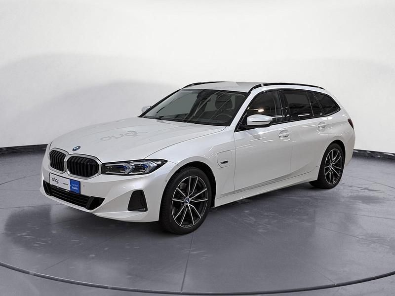 Weiß Gebraucht 2022 BMW 330e Sport Line Kombi | 30.860 € (Guter Preis) - Bild 1/4