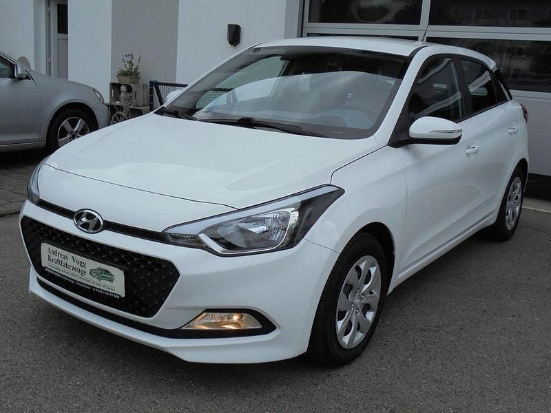 Weiß Gebraucht 2017 Hyundai i20 GO! Limousine | 6.999 € (Fairer Preis) - Bild 1/4