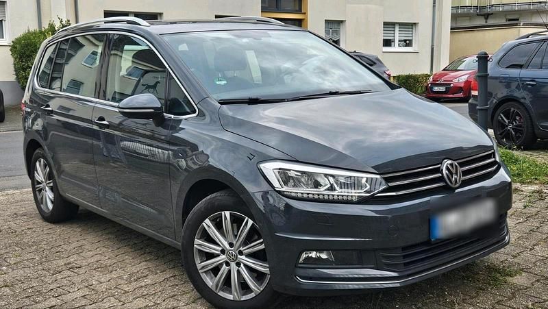 Grau Gebraucht 2019 VW Touran Highline Van / Kleinbus | 17.450 € (Superpreis) - Bild 1/4
