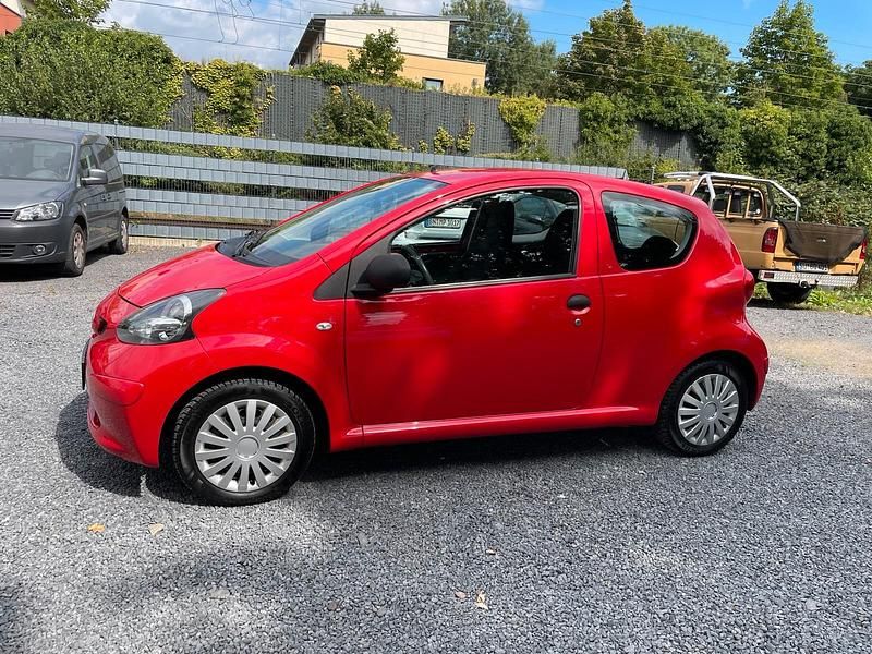 Rot Gebraucht 2007 Toyota Aygo Kleinwagen | 2.850 € (Fairer Preis) - Bild 1/4