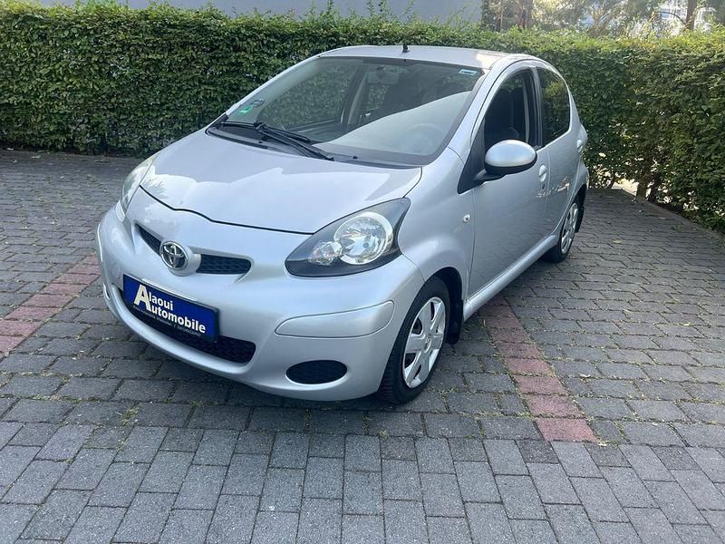 Silber Gebraucht 2010 Toyota Aygo Cool Kleinwagen | 2.890 € (Fairer Preis) - Bild 1/4