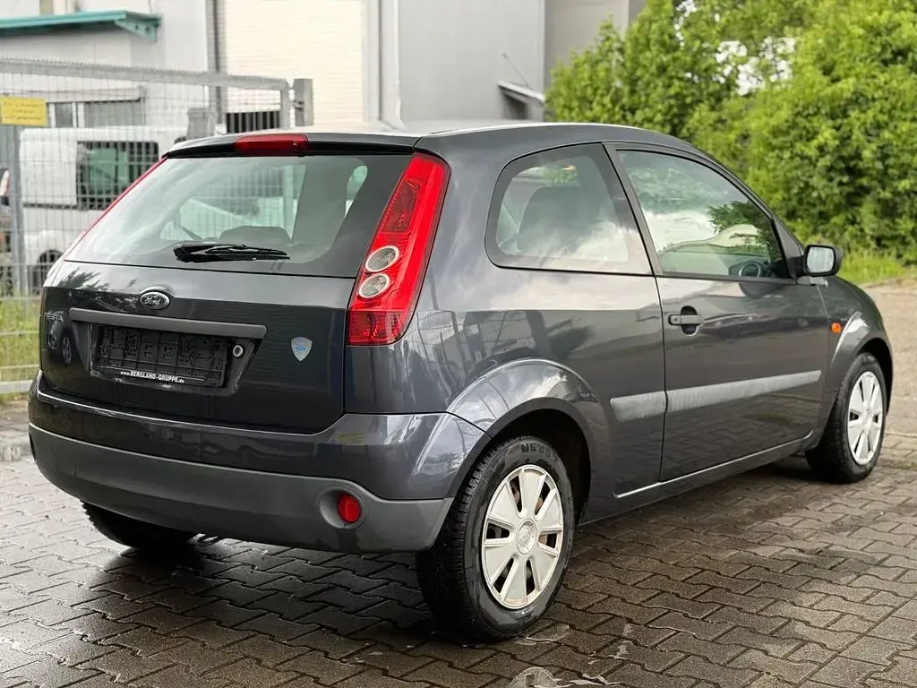 Gebraucht Ford Fiesta Ambiente 60 PS (44 kW) 2006 Grau Kleinwagen