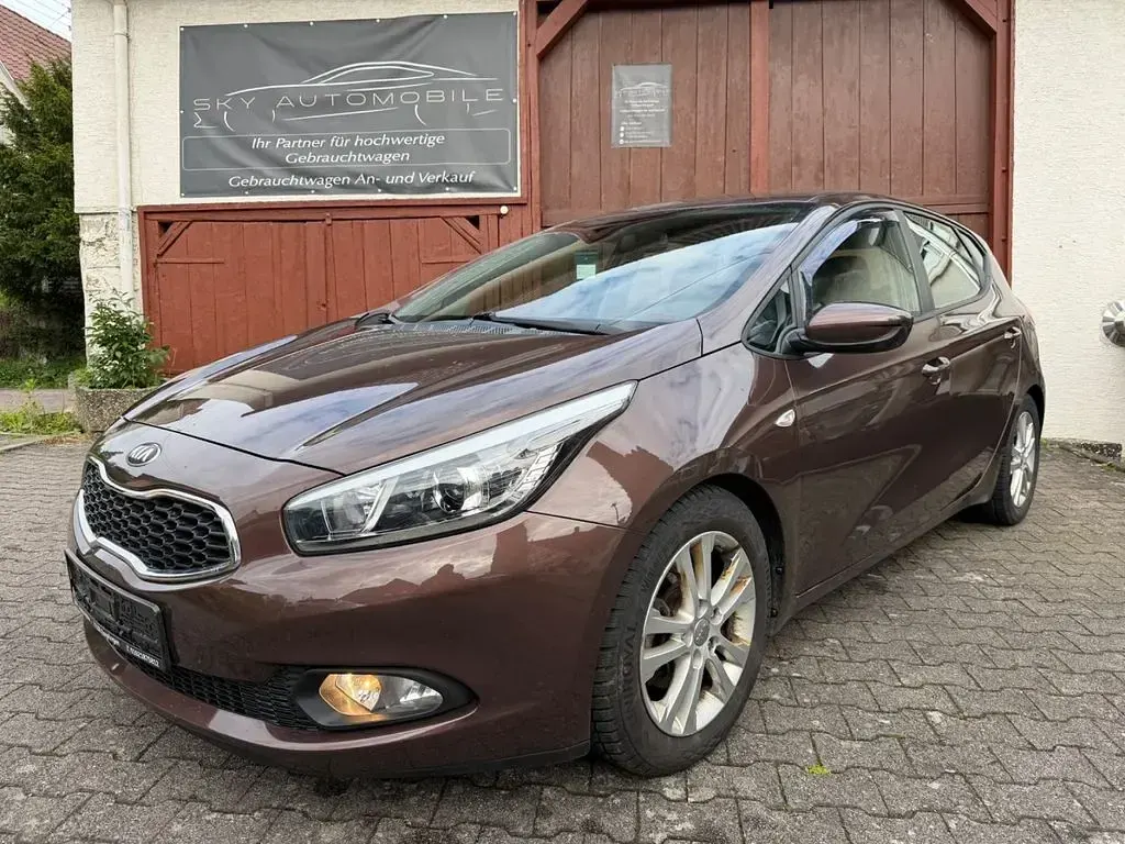 Gebraucht Kia Ceed 135 PS (99 kW) 2012 Braun Kleinwagen