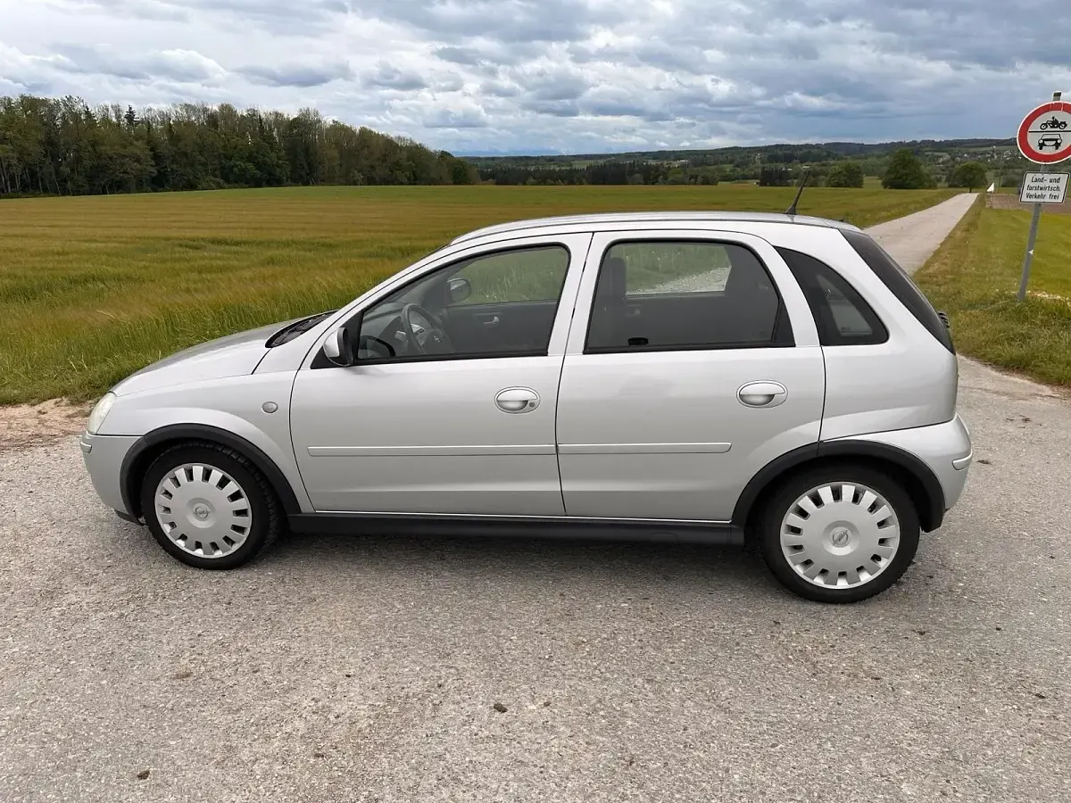 Second-hand Opel Corsa 59 CP (43 kW) 2005 Argintiu Hatchback