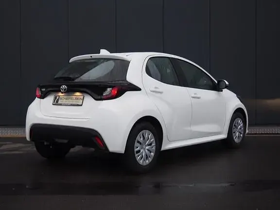 Gebraucht Toyota Yaris Basis 72 PS (52 kW) 2023 Schneeweiß Kleinwagen