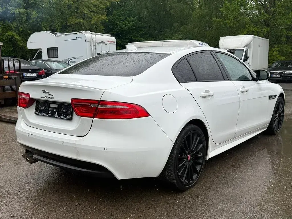 Gebraucht Jaguar XE R-Sport 179 PS (131 kW) 2016 Weiß Limousine