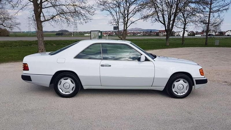 Weiß Gebraucht 1989 Mercedes 230 Coupé | 8.700 € - Bild 1/4