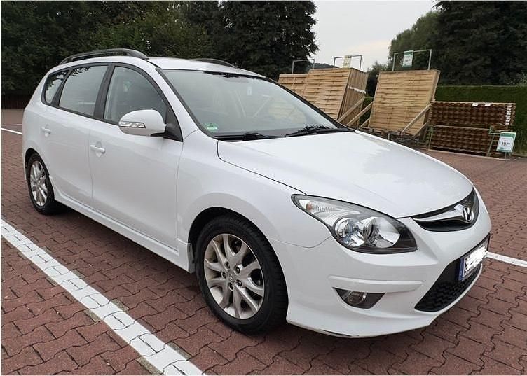 Weiß Gebraucht 2010 Hyundai i30 Kombi | 2.499 € (Guter Preis) - Bild 1/4